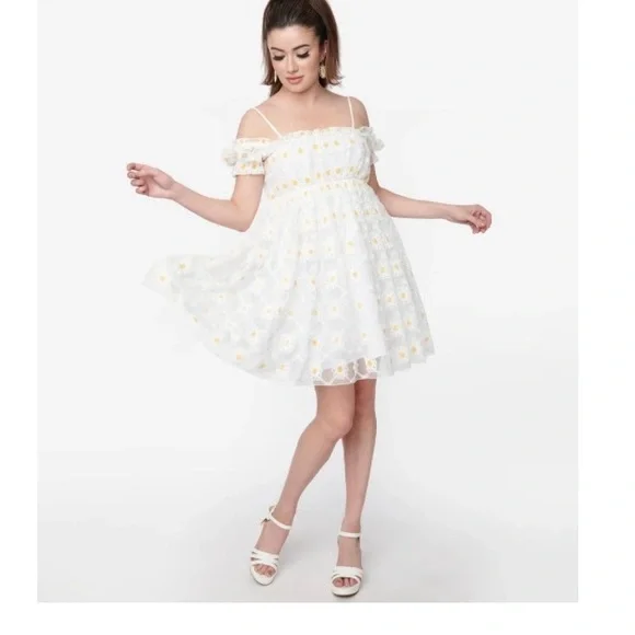 Smak Parlour
White Daisy
Off the
Shoulder
Babydoll
Dress - 1X/16 - Picture 1 of 1